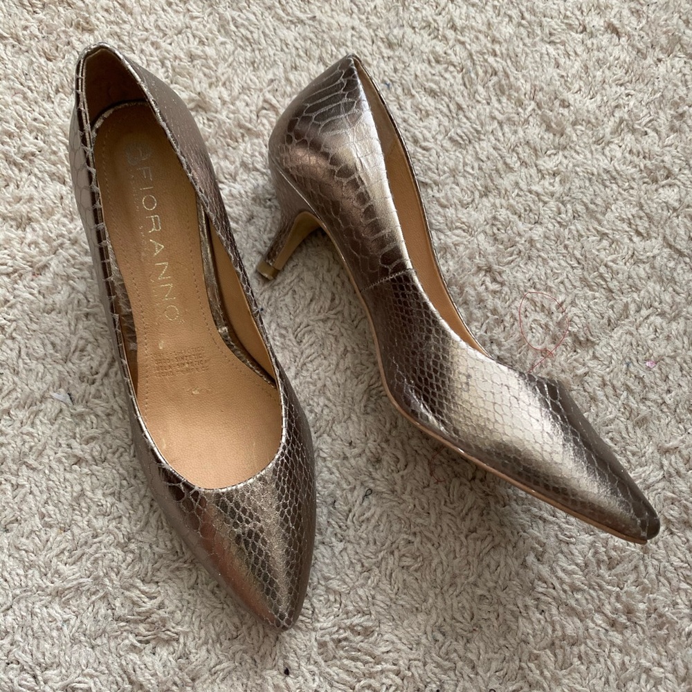 Low heel Gold Shoe